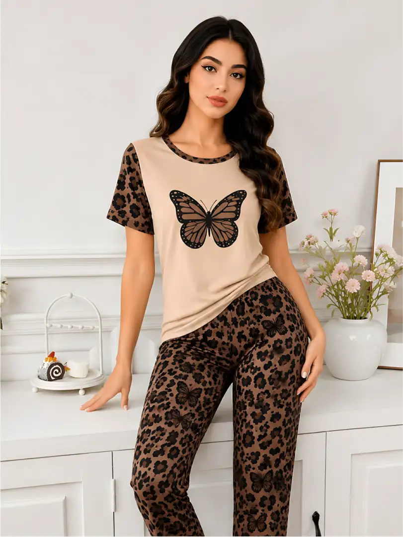 Pijama larga para mujer, camiseta con panel central beige y estampado de mariposa, con mangas y pantalón largo en animal print de leopardo café y siluetas de mariposas.