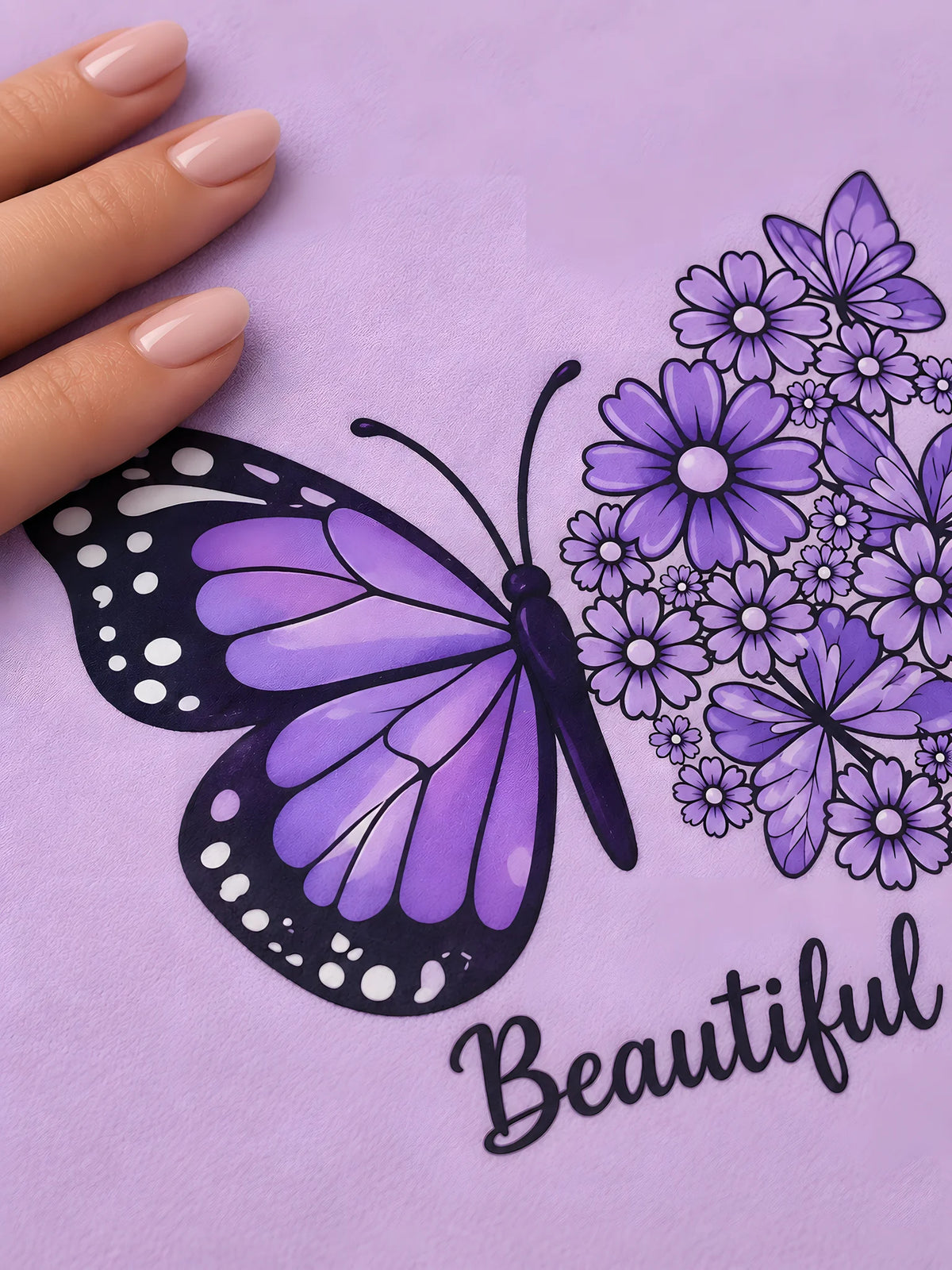 Detalle de tela de alta calidad y estampado de mariposa en pijama corta lila para mujer, material suave y elástico.