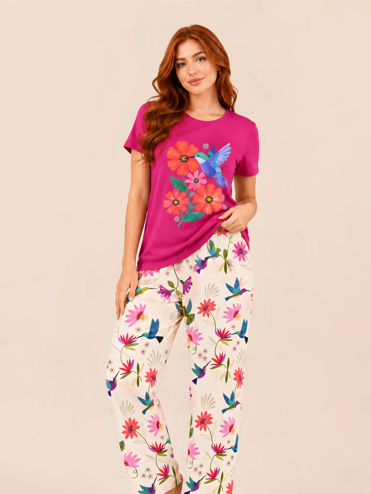 Pijama Colibrí Flores Fucsia para mujer, camiseta manga corta y pantalón largo a juego.