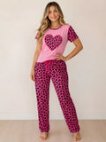 Pijama Corazón Leopardo Fucsia para mujer, camiseta manga corta y pantalón largo a juego.