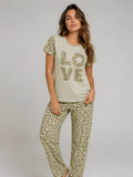 Pijama Love Leopardo Verde para mujer, camiseta manga corta y pantalón largo a juego.