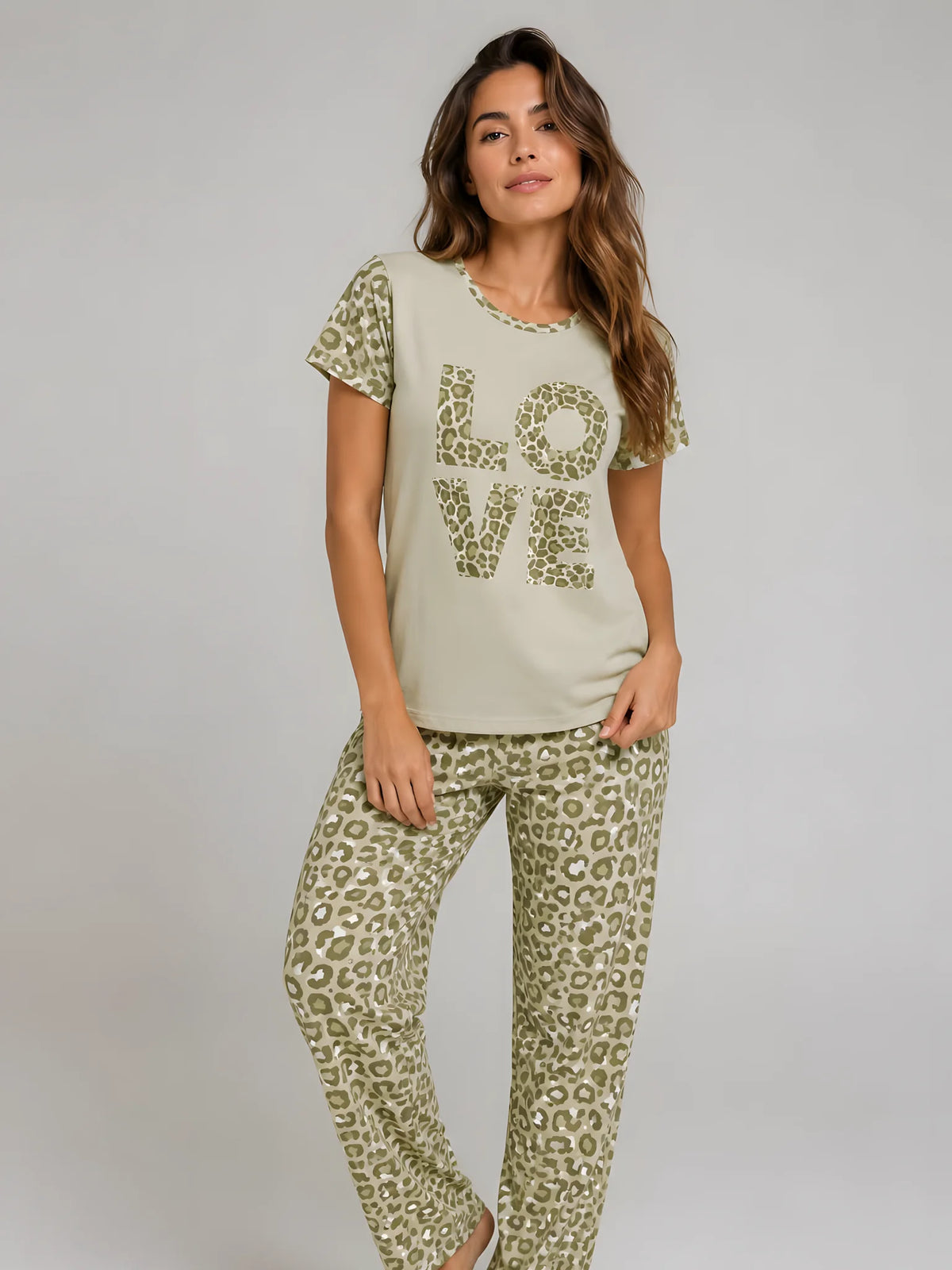 Pijama Love Leopardo Verde para mujer, camiseta manga corta y pantalón largo a juego.