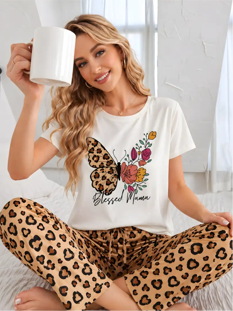 Pijama larga para mujer, camiseta blanca manga corta con gráfica de mariposa mitad animal print y mitad floral con texto Blessed Mama, y pantalón largo con estampado de leopardo.