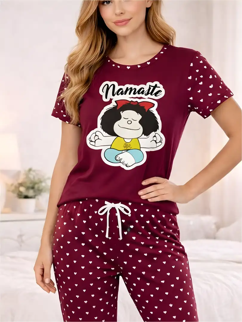 Pijama larga color vino para mujer, camiseta manga corta con Mafalda meditando y pantalón largo con corazones blancos.