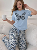 Pijama larga para mujer, camiseta azul claro con mariposa animal print y pantalón con estampado de leopardo azul.