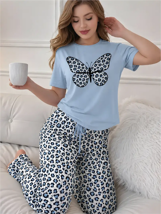 Pijama larga para mujer, camiseta azul claro con mariposa animal print y pantalón con estampado de leopardo azul.