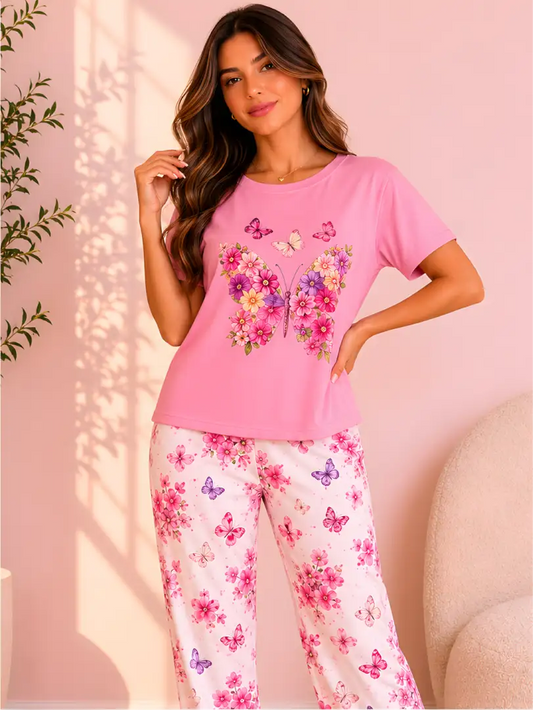Pijama larga para mujer, camiseta rosa manga corta con gráfica de mariposa floral y pantalón con patrón de flores y mariposas.