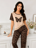 Pijama larga para mujer, camiseta con panel central beige y estampado de mariposa, con mangas y pantalón largo en animal print de leopardo café y siluetas de mariposas.