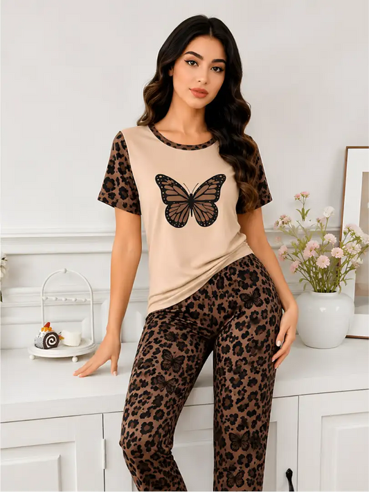 Pijama larga para mujer, camiseta con panel central beige y estampado de mariposa, con mangas y pantalón largo en animal print de leopardo café y siluetas de mariposas.