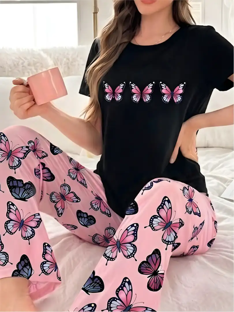 Pijama larga para mujer, camiseta negra manga corta con tres mariposas y pantalón largo rosa con estampado de mariposas.