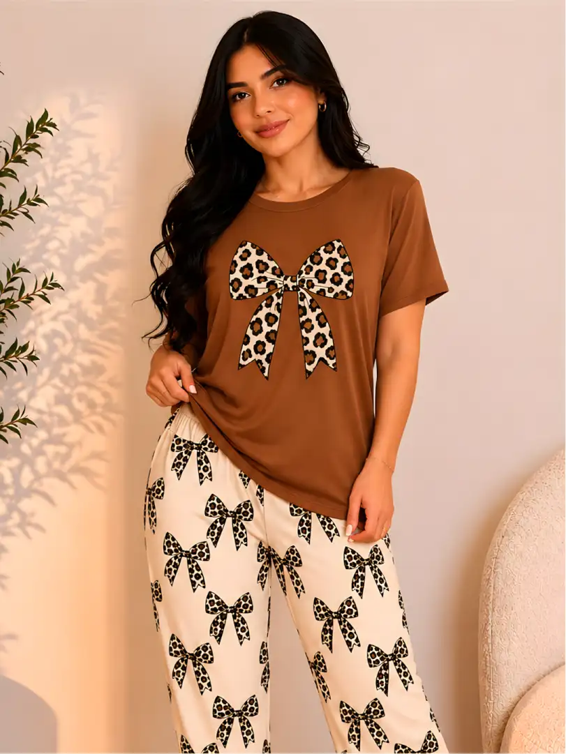 Pijama larga para mujer, camiseta café con moño animal print y pantalón claro con estampado de moños.