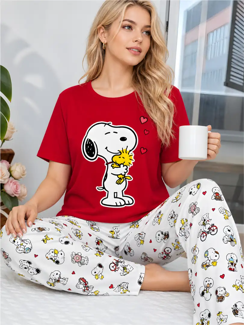 Pijama larga para mujer, camiseta roja manga corta con gráfica de Snoopy y Woodstock, y pantalón largo blanco con ilustraciones de Snoopy.