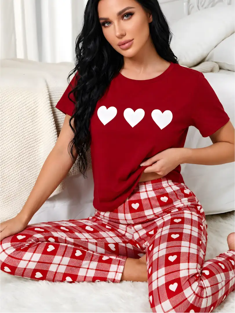 Pijama larga roja para mujer, camiseta manga corta con tres corazones blancos y pantalón largo a cuadros con corazones.