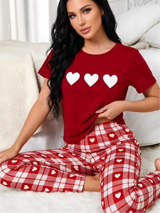 Pijama larga roja para mujer, camiseta manga corta con tres corazones blancos y pantalón largo a cuadros con corazones.