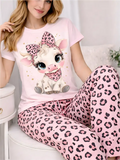 Pijama larga rosa para mujer, camiseta manga corta con tierna vaquita y pantalón con estampado animal print rosa y negro.