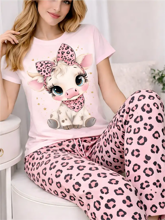 Pijama larga rosa para mujer, camiseta manga corta con tierna vaquita y pantalón con estampado animal print rosa y negro.