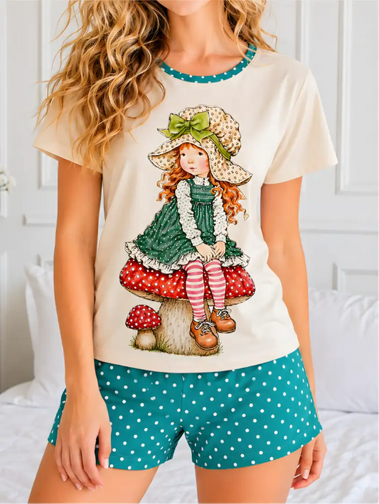 Pijama corta para mujer, camiseta beige manga corta con gráfica de fresita vintage sobre hongo y short verde con lunares blancos.