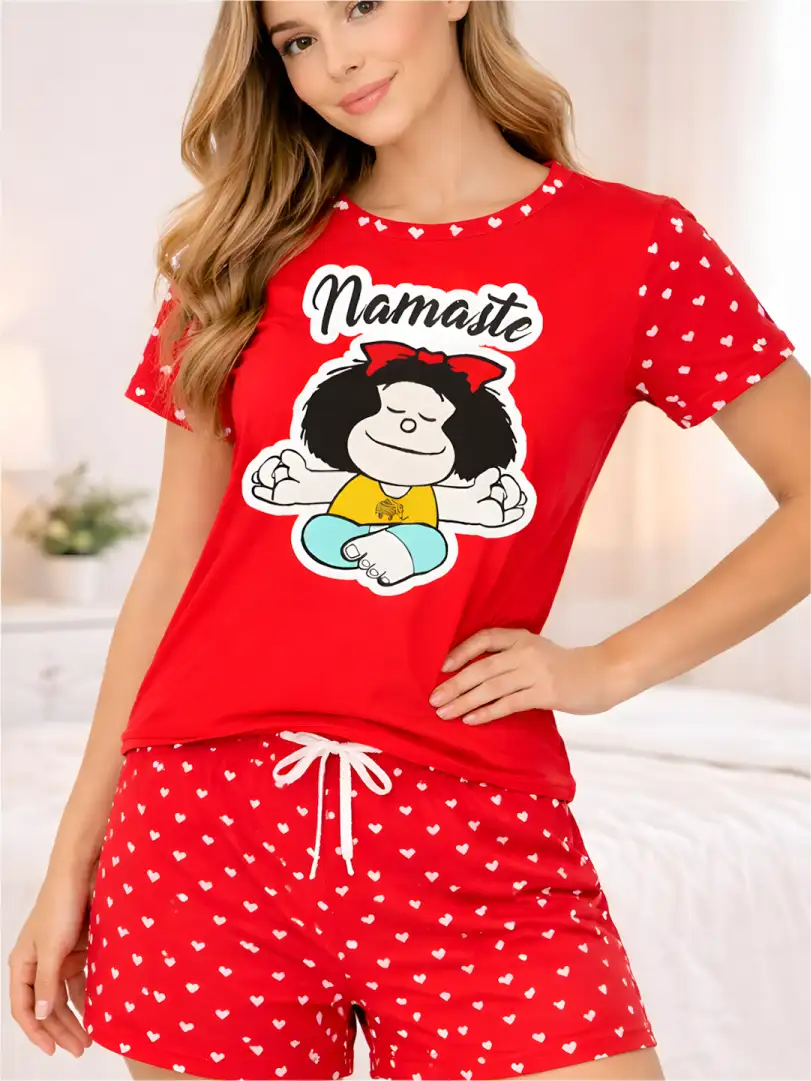 Pijama corta roja para mujer, camiseta con Mafalda meditando y texto Namaste, mangas y short rojo con estampado de pequeños corazones blancos.