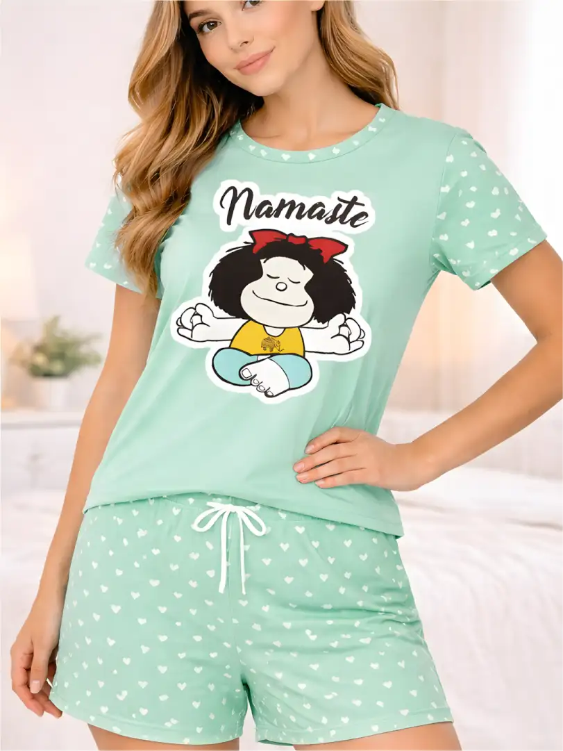 Pijama verde menta para mujer, camiseta manga corta con gráfica de Mafalda meditando y short con patrón de corazones blancos.