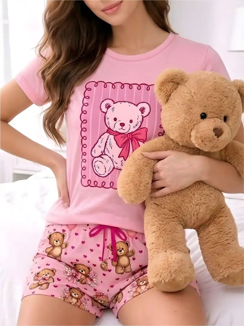 Pijama corta rosa para mujer, camiseta con ilustración de osito y short con estampado de ositos de peluche y corazones.