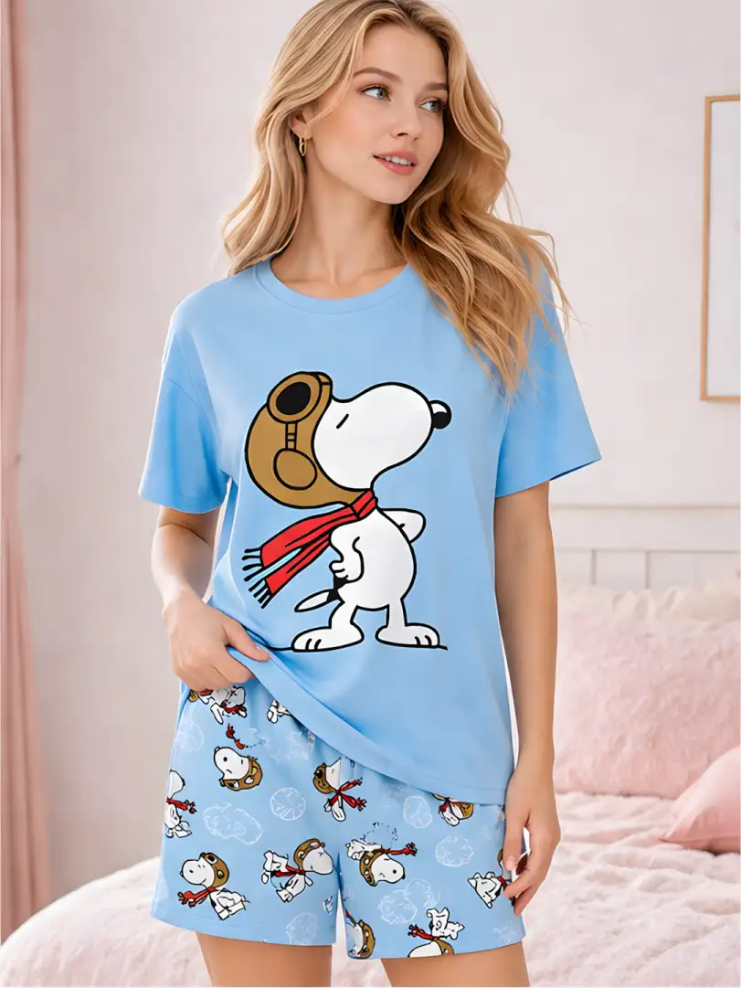Pijama corta para mujer en azul claro, camiseta manga corta con Snoopy aviador y short con estampado del mismo personaje volando entre nubes.