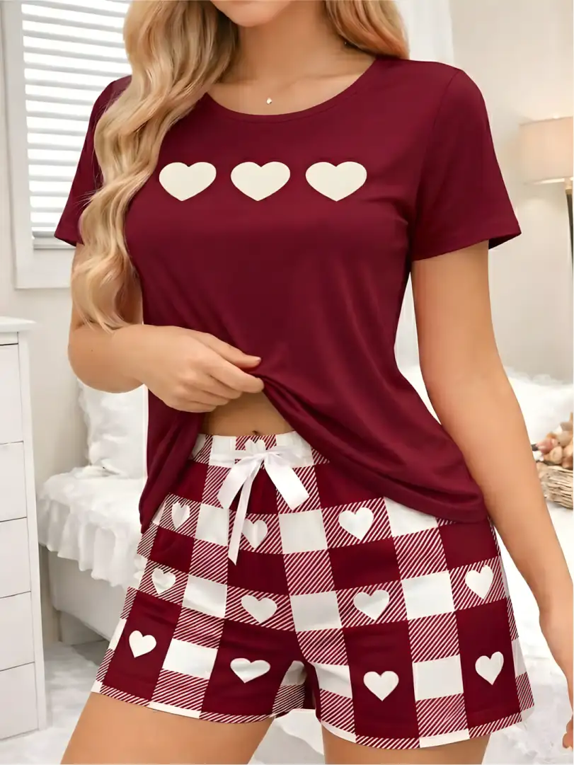 Pijama corta vino tinto para mujer, camiseta manga corta con tres corazones blancos y short a cuadros color vino y blanco con corazones.