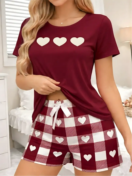 Pijama corta vino tinto para mujer, camiseta manga corta con tres corazones blancos y short a cuadros color vino y blanco con corazones.