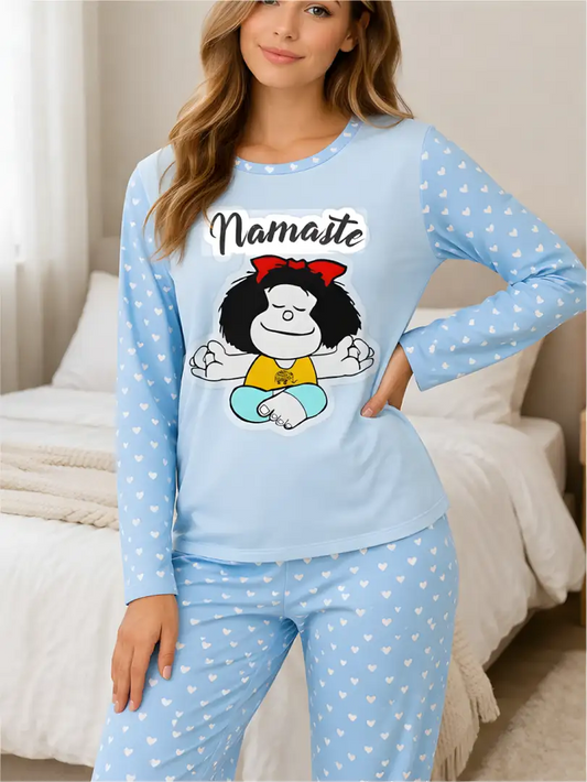 Pijama larga para mujer en tono azul celeste, camiseta de manga larga con Mafalda meditando y texto Namaste, con mangas y pantalón largo estampados de pequeños corazones blancos.