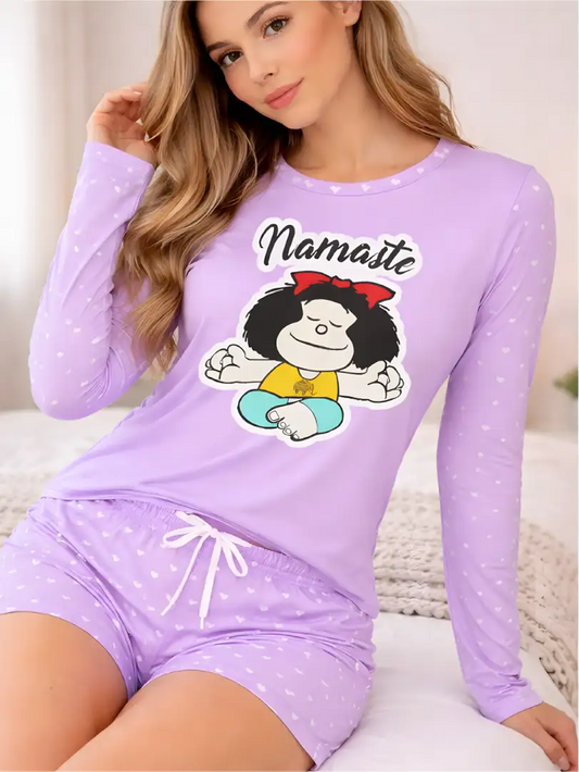 Pijama para mujer en tono lila, camiseta de manga larga con Mafalda meditando y texto Namaste, con mangas y short estampados de pequeños corazones blancos.