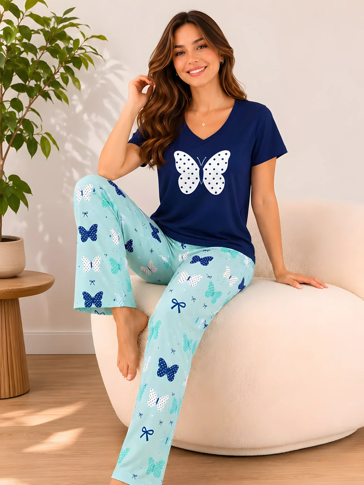 Pijama Mariposa Marino Menta para mujer, camiseta manga corta y pantalón largo a juego.