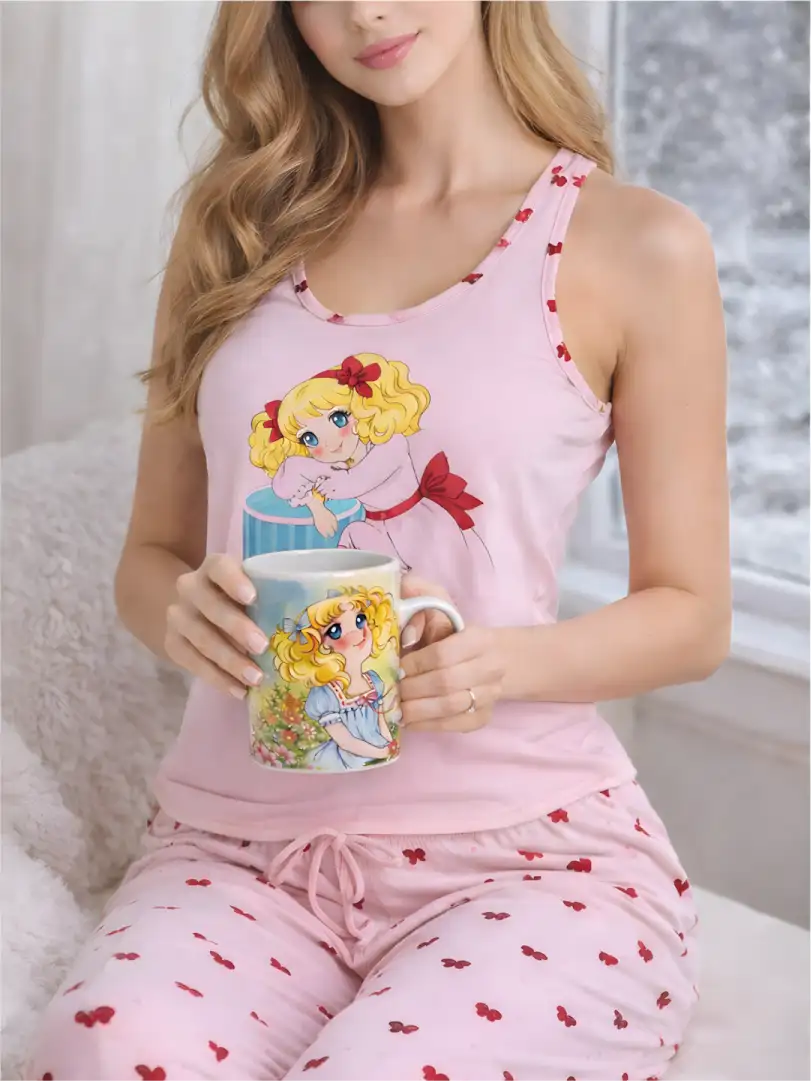 Pijama larga de tiras en "Y" para mujer, camiseta rosa con Candy Candy y pantalón rosa con mini moños rojos.