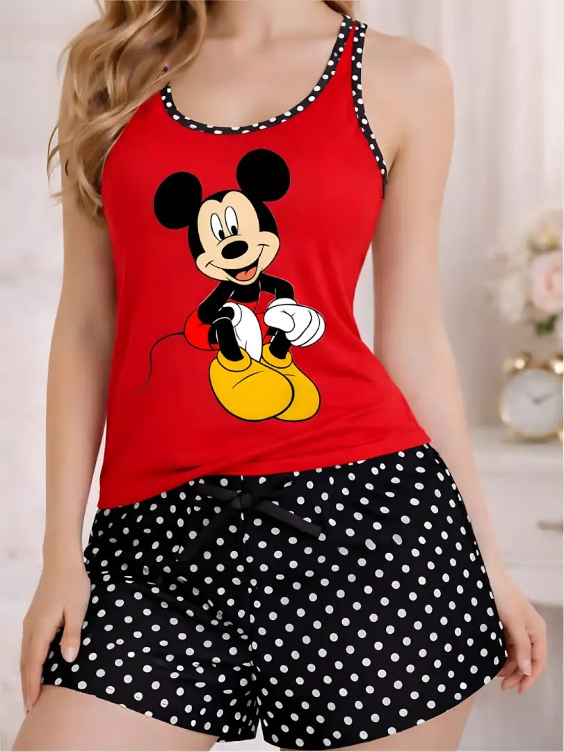 Pijama corta roja de tiras en "Y" para mujer, camiseta con gráfica de Mickey Mouse y bordes de lunares, short negro con lunares blancos.