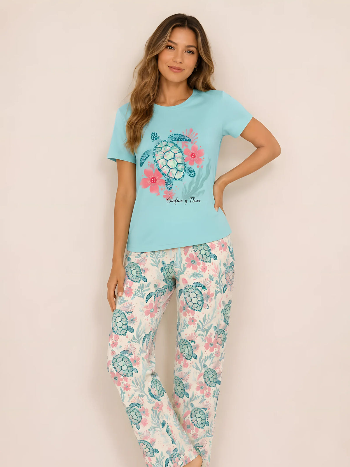 Pijama Tortuga Confiar y Fluir para mujer, camiseta manga corta y pantalón largo a juego.