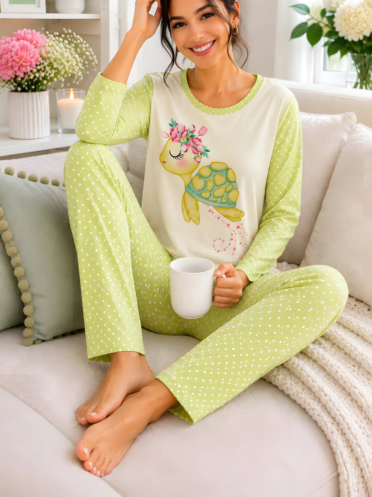 Pijama Tortuga Verde Lunares para mujer, camiseta manga corta y pantalón largo a juego.